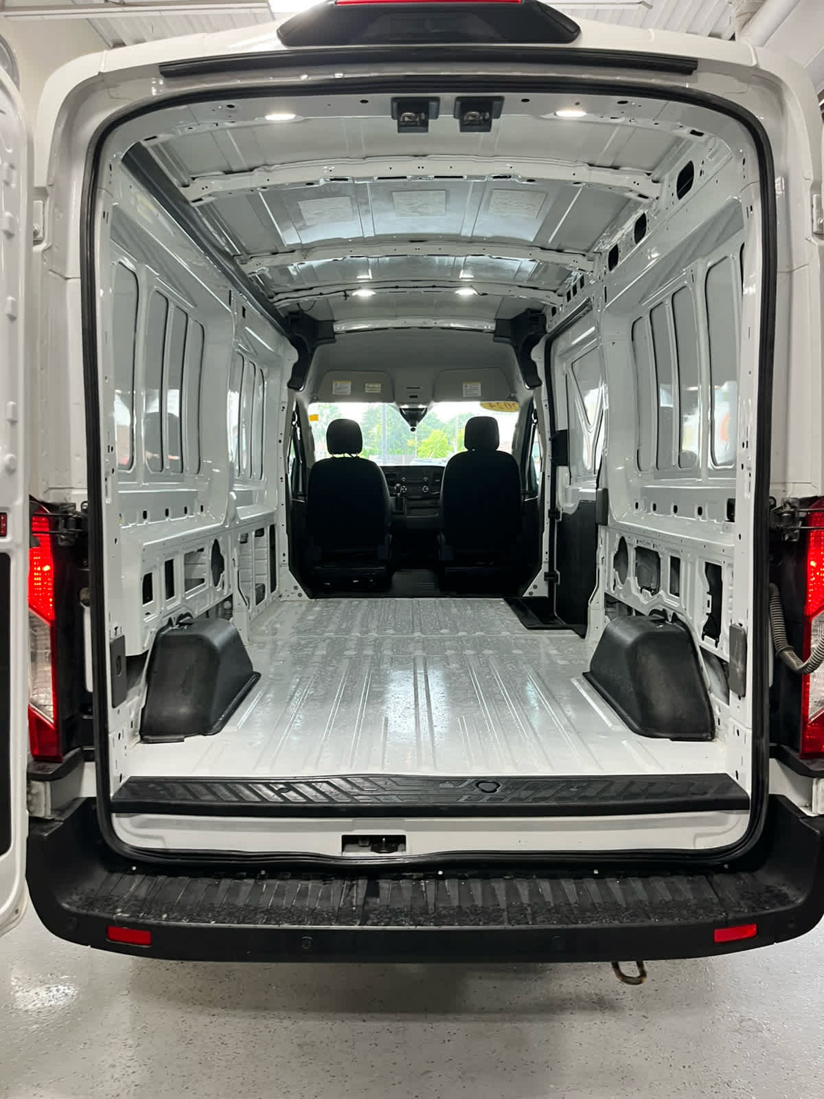 Used 2024 Ford Transit 250 148 Medium Roof RWD image 36