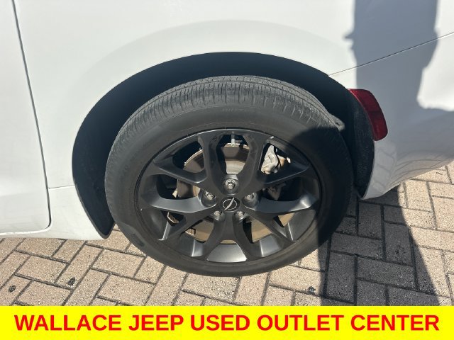 Used 2023 Chrysler Pacifica Touring-L w/ S Appearance Package AWD/4WD image 10