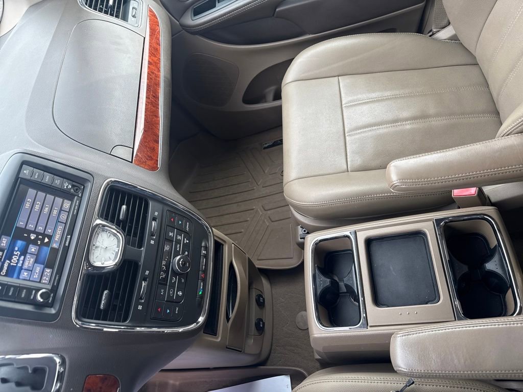 Used 2016 Chrysler Town & Country Touring w/ Driver Convenience Group image 23