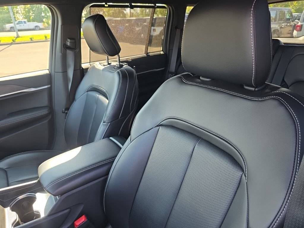 Used 2025 Jeep Grand Cherokee Limited w/ Luxury Tech Group II AWD/4WD image 14