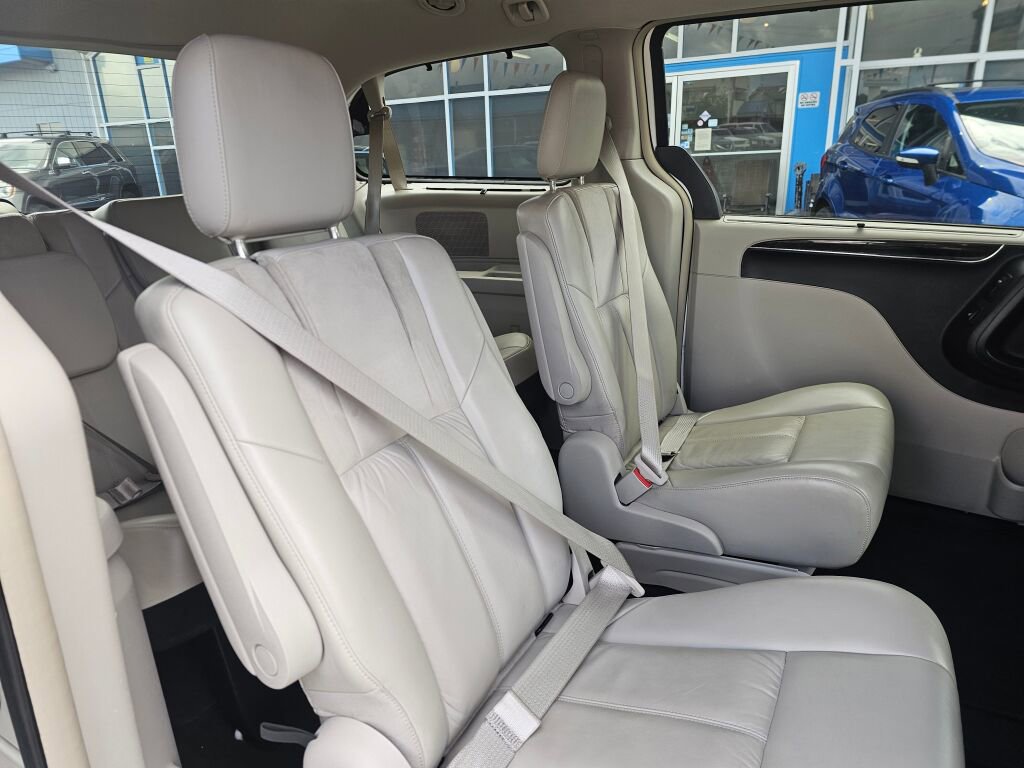 Used 2011 Chrysler Town & Country Limited FWD image 15