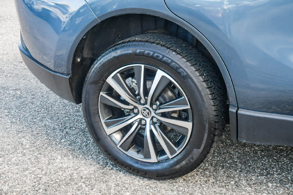 Certified 2024 Toyota Venza LE AWD/4WD image 11