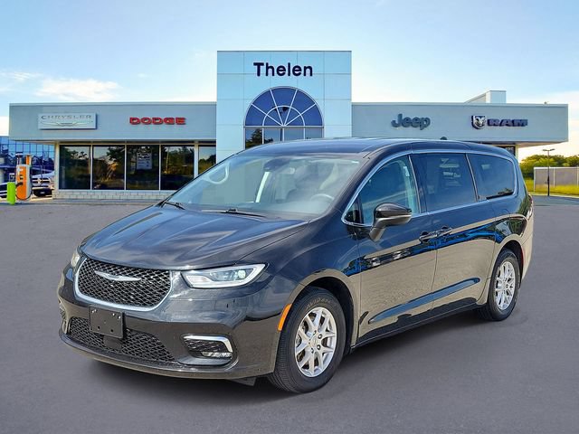 Used 2023 Chrysler Pacifica Touring-L FWD image 2