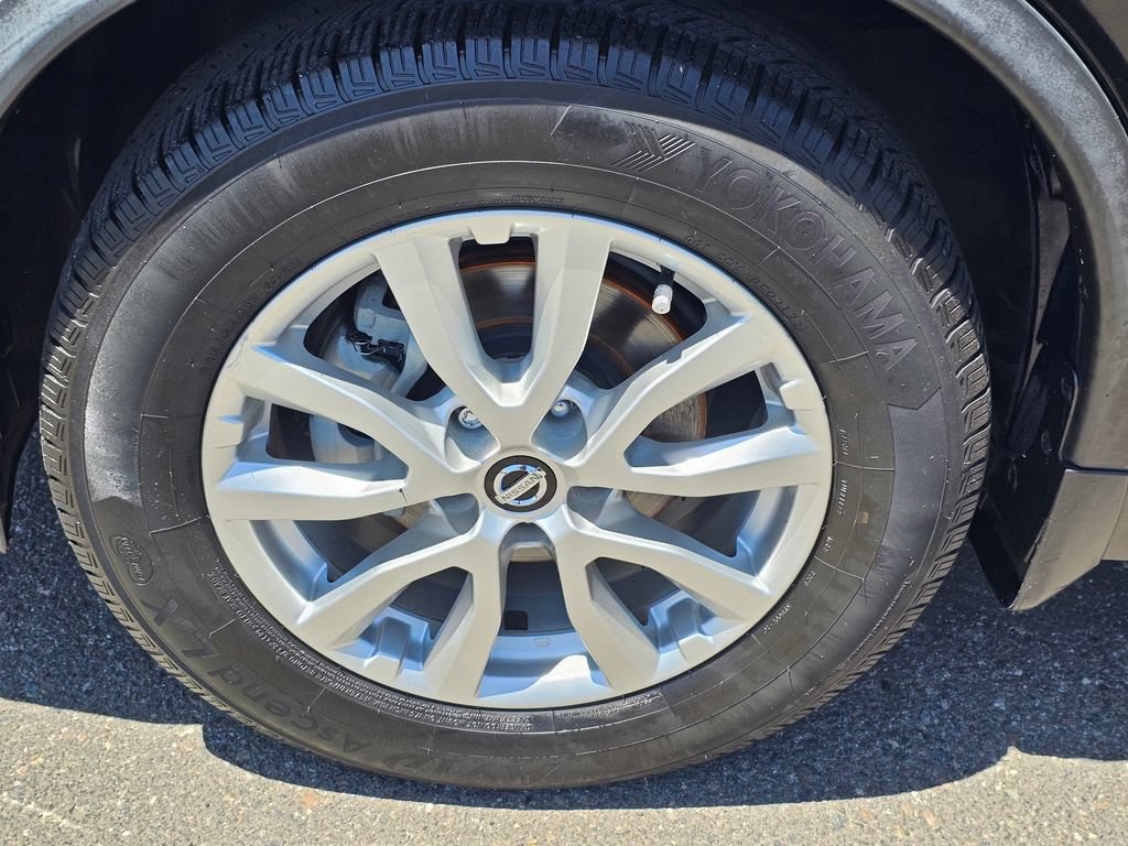 Used 2017 Nissan Rogue SV w/ SV Premium Package FWD image 9