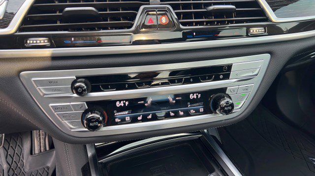 Used 2022 BMW 750i xDrive image 28