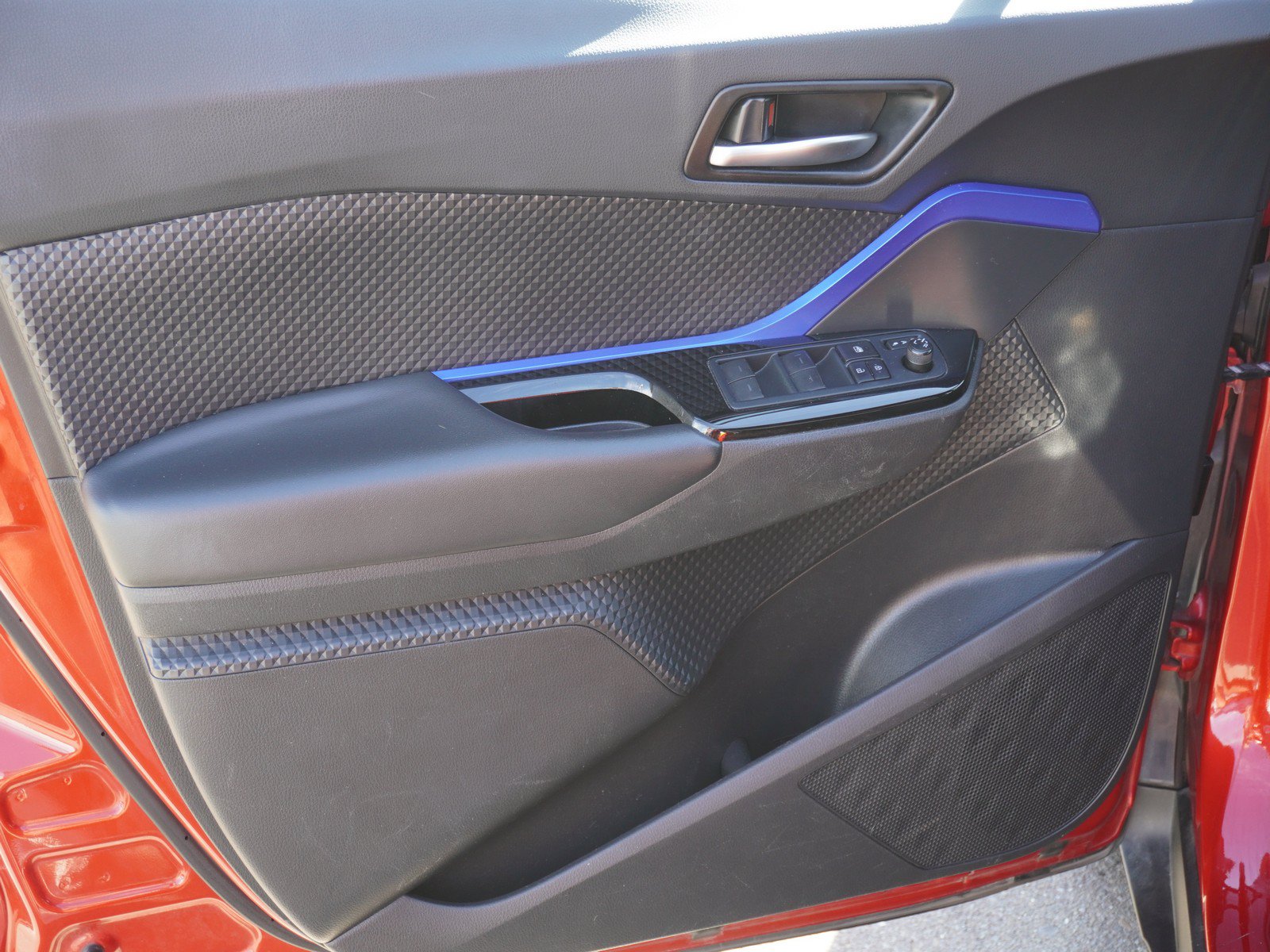 Used 2020 Toyota C-HR XLE FWD image 17