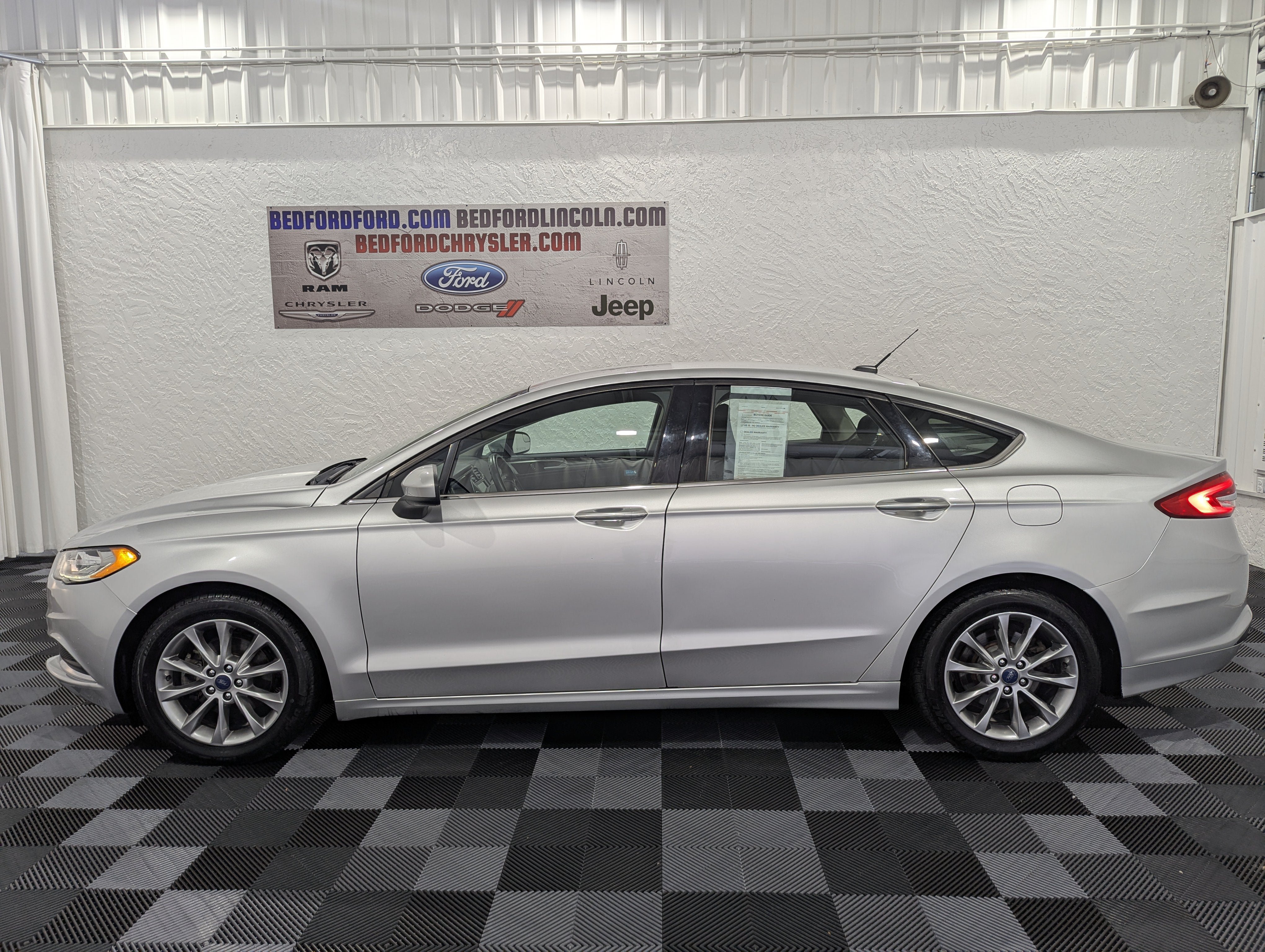 Used 2017 Ford Fusion SE w/ Fusion SE Technology Package FWD image 2