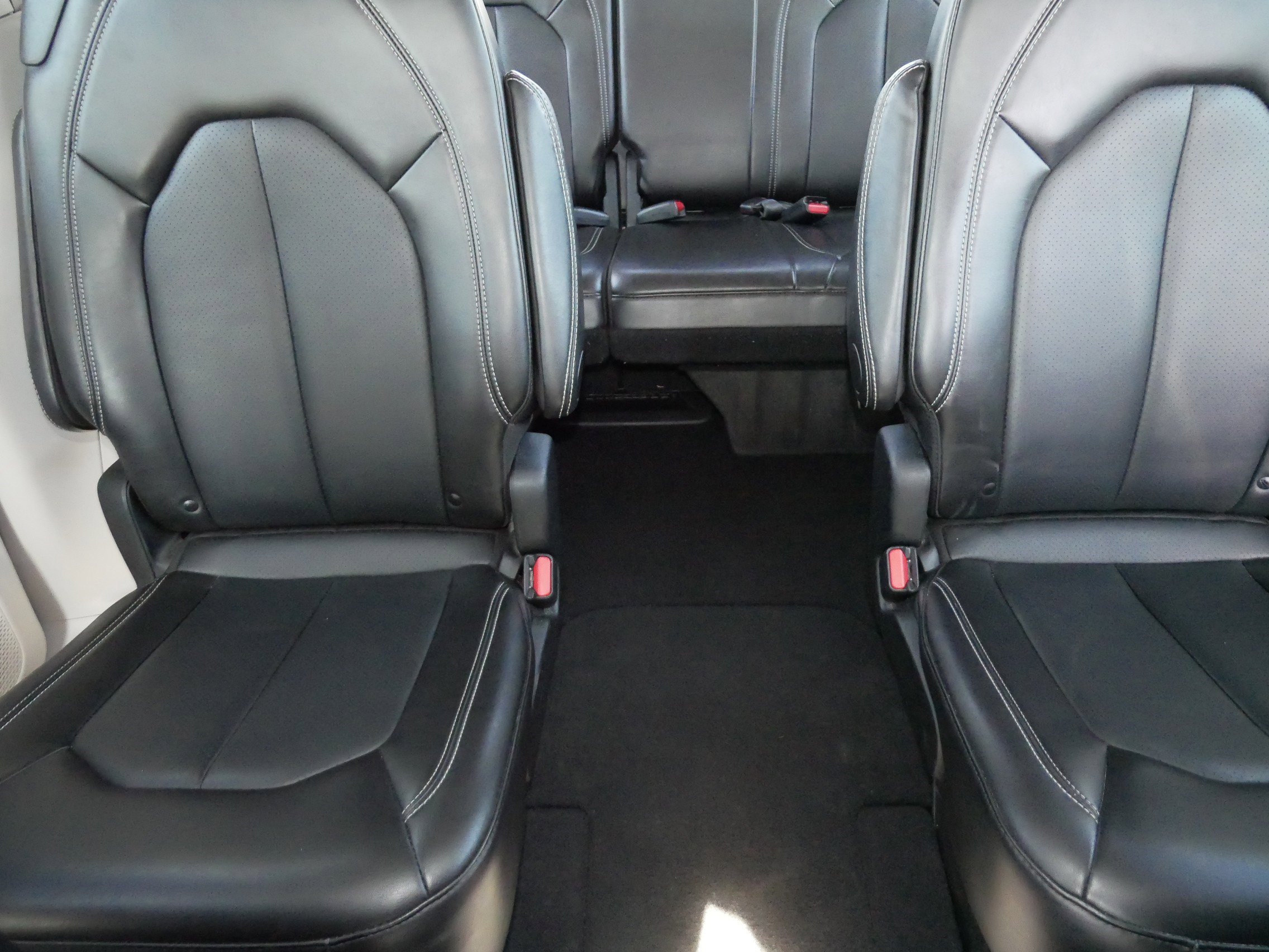 Used 2024 Chrysler Pacifica Touring-L image 13