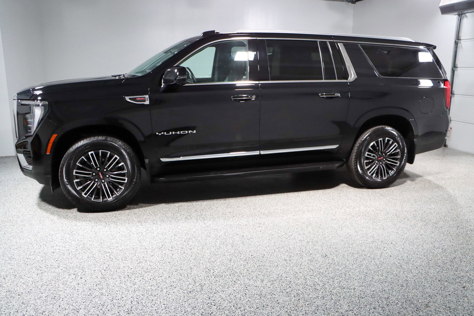 Used 2025 GMC Yukon XL Elevation w/ Elevation Premium Package image 10