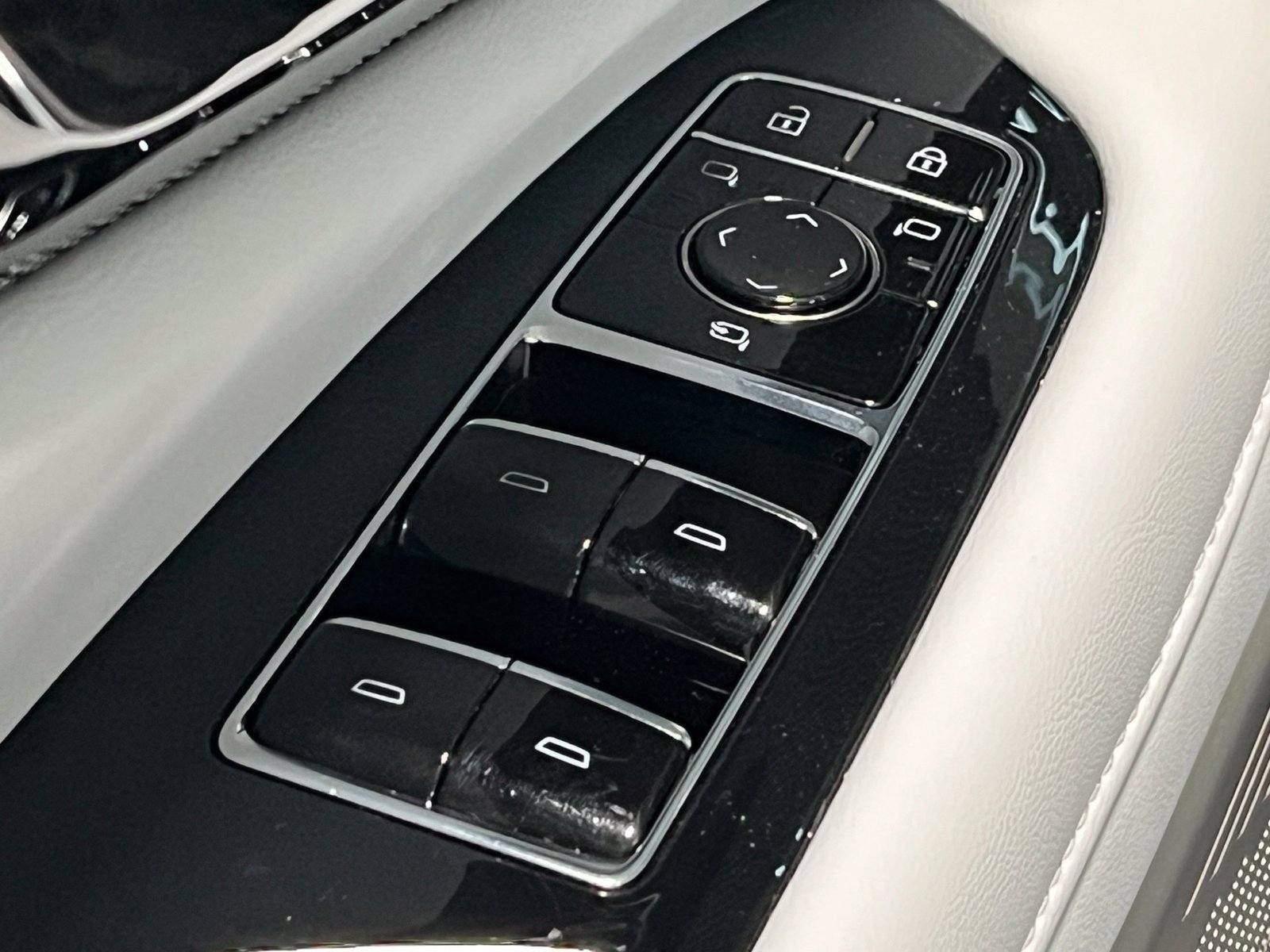 Used 2025 Cadillac Optiq Luxury 1 AWD/4WD image 36
