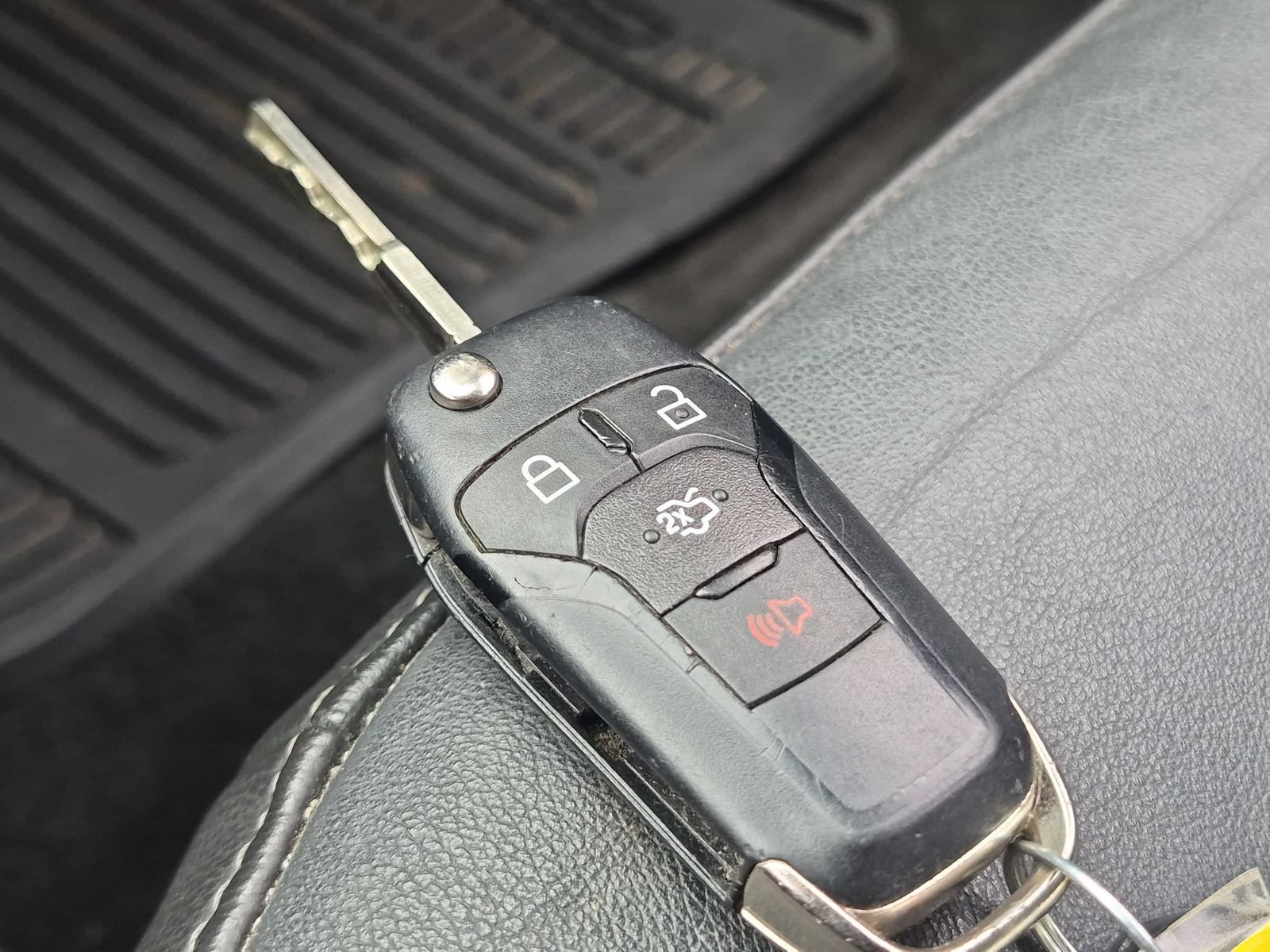 Used 2015 Ford Fusion SE w/ Equipment Group 202A FWD image 12