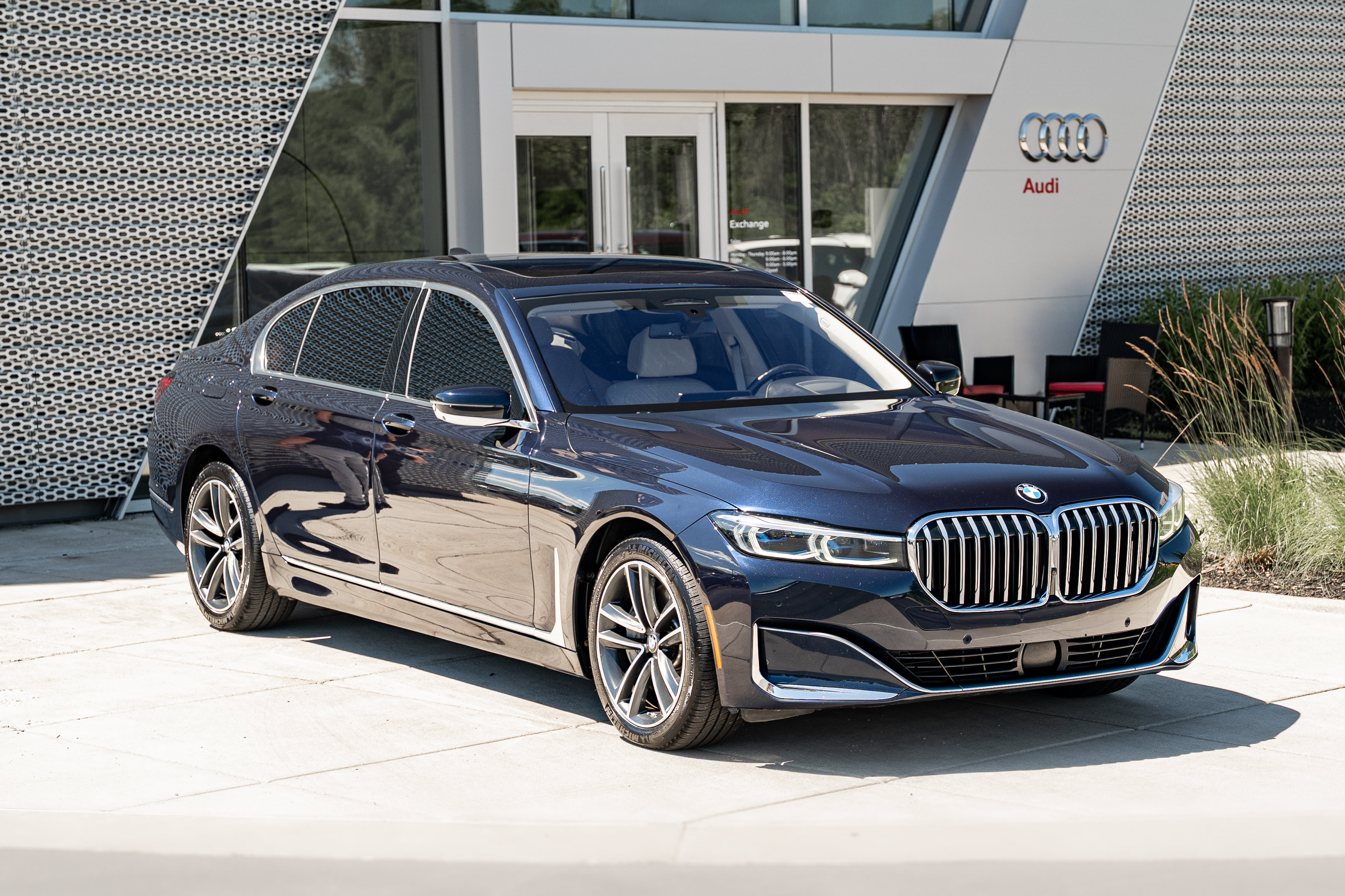 Used 2020 BMW 750i xDrive w/ Autobahn Package AWD/4WD image 2