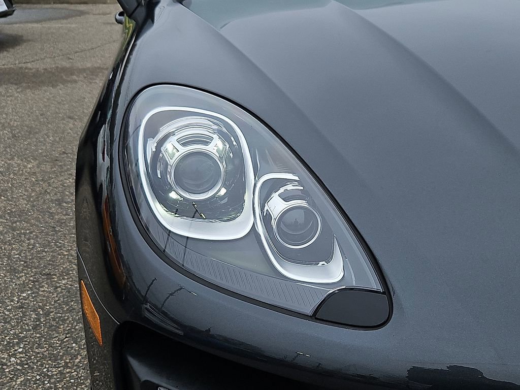 Used 2018 Porsche Macan Turbo image 11