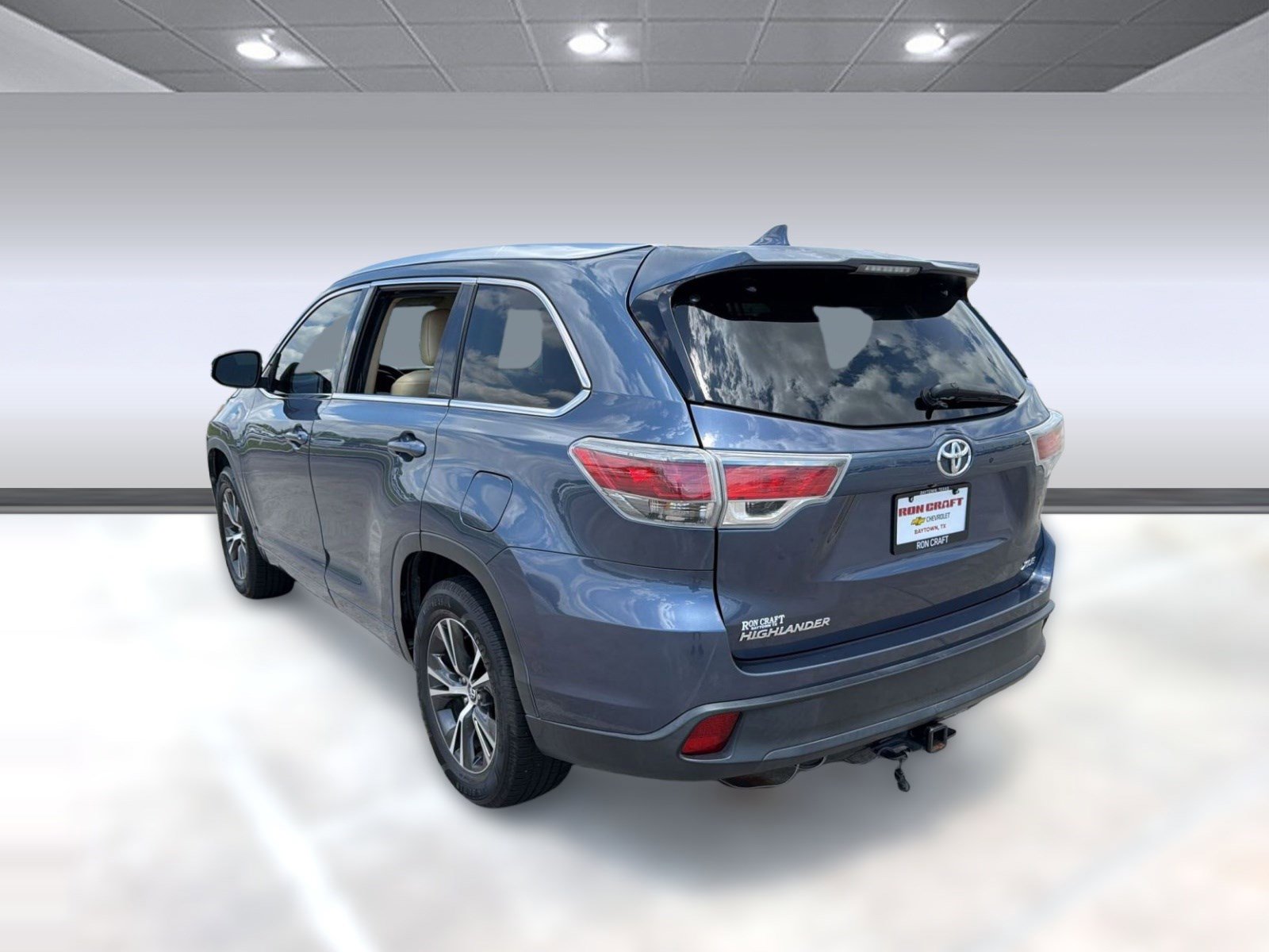 Used 2016 Toyota Highlander XLE FWD image 3