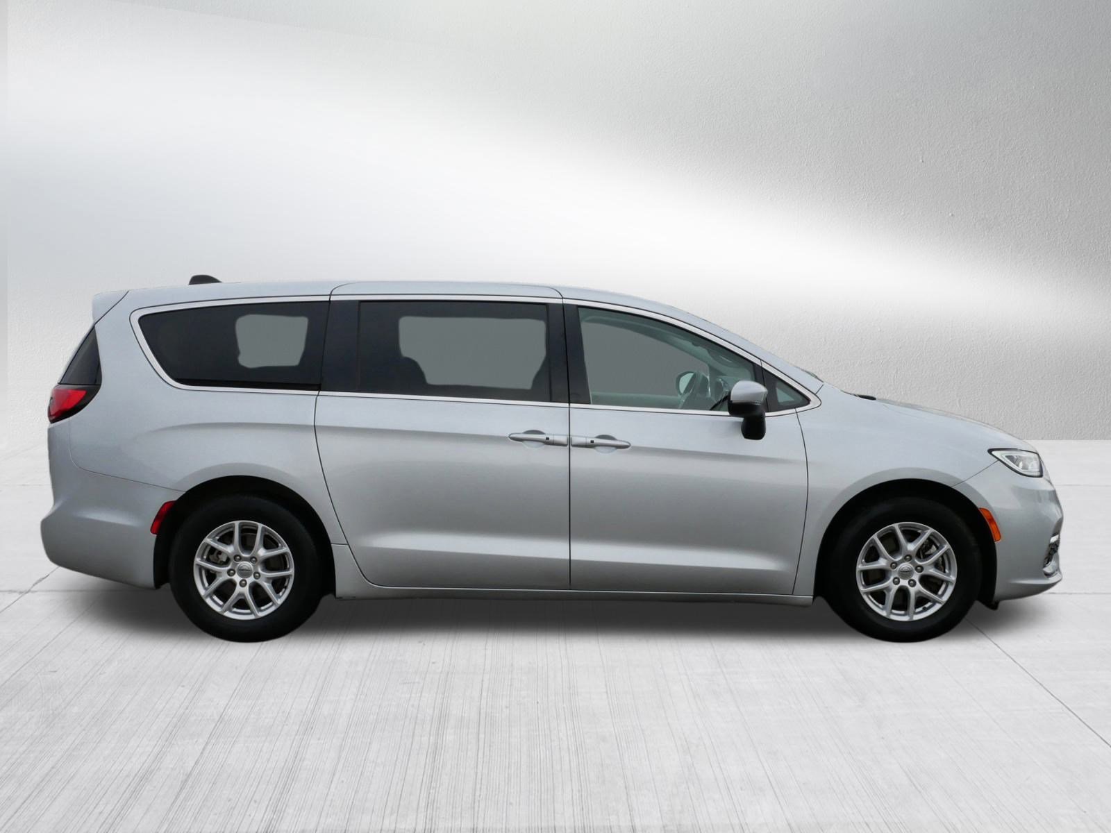 Used 2023 Chrysler Pacifica Touring-L image 8