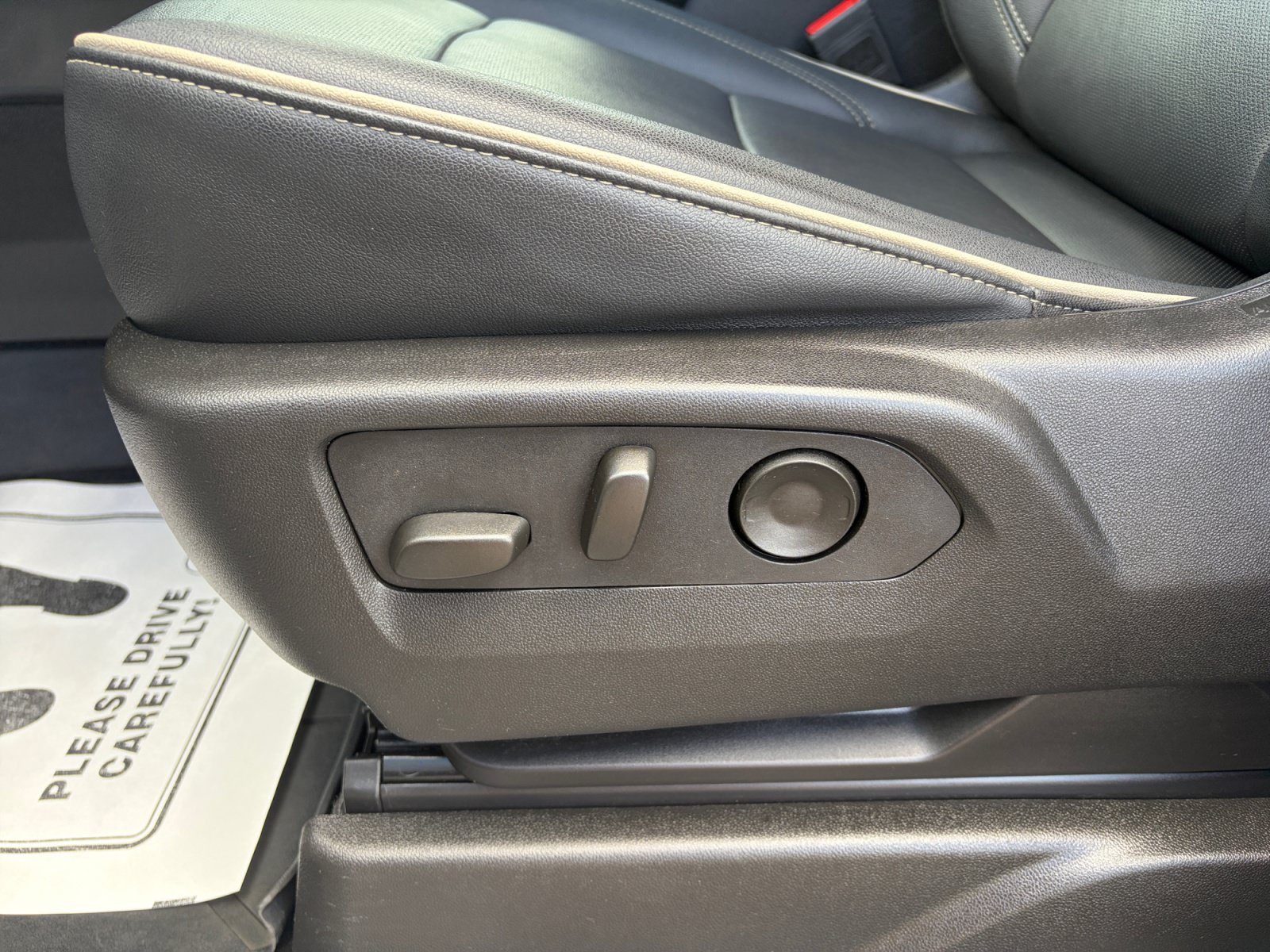 Used 2025 GMC Yukon Elevation AWD/4WD image 14
