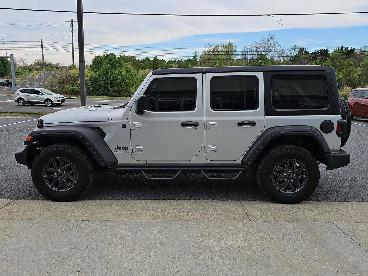 Used 2024 Jeep Wrangler Sport S image 3