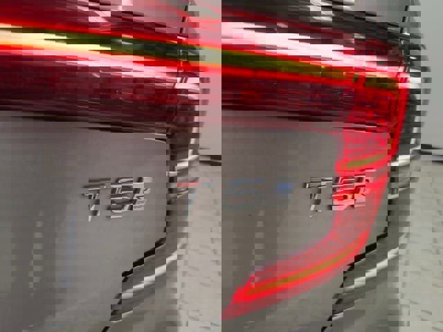 Used 2020 Volvo S60 T5 R-Design image 7