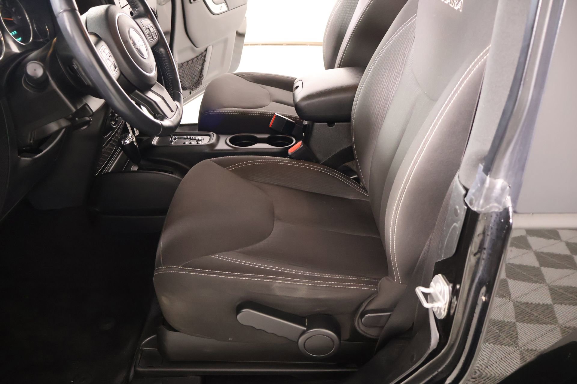 Used 2017 Jeep Wrangler Sahara w/ Connectivity Group AWD/4WD image 9