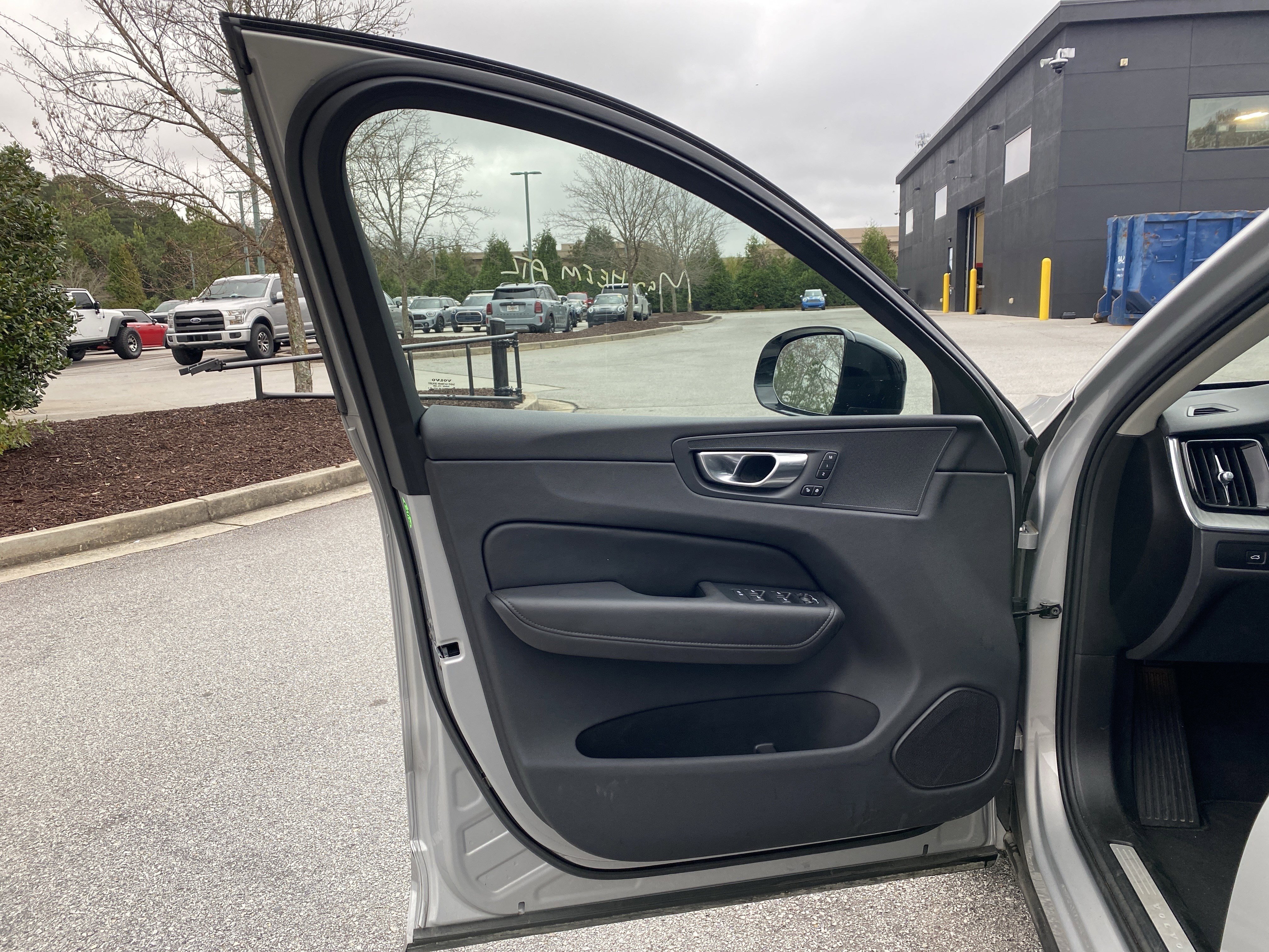 Used 2025 Volvo XC60 B5 Plus image 18