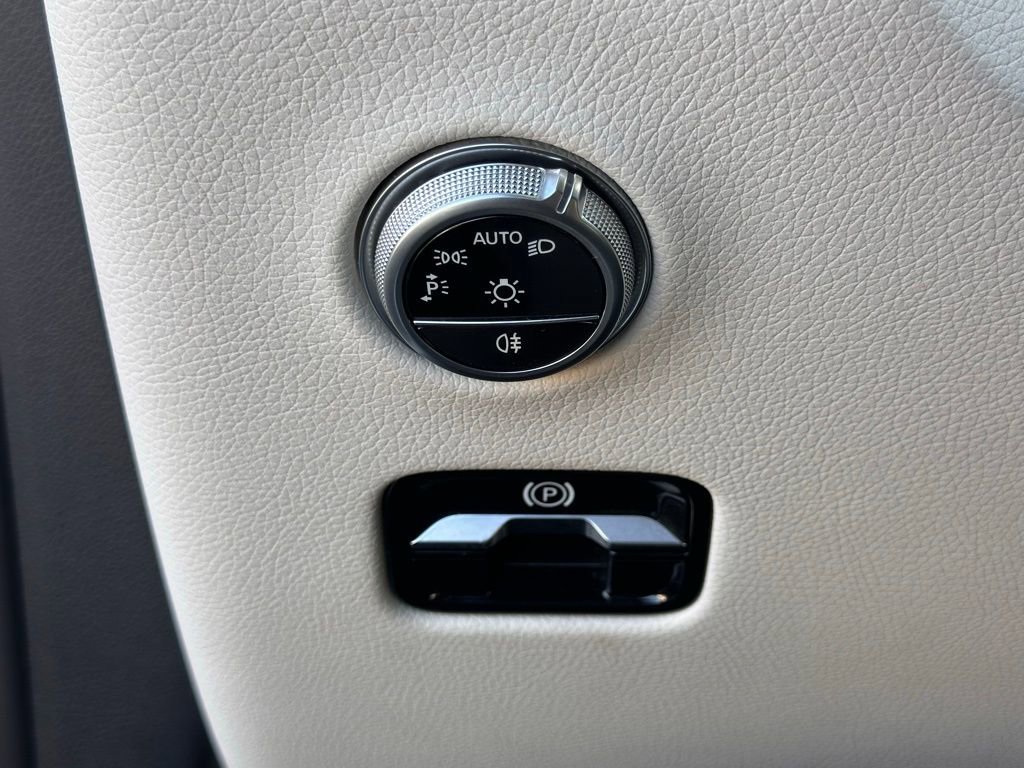 Used 2024 Mercedes-Benz GLC 300 4MATIC image 35