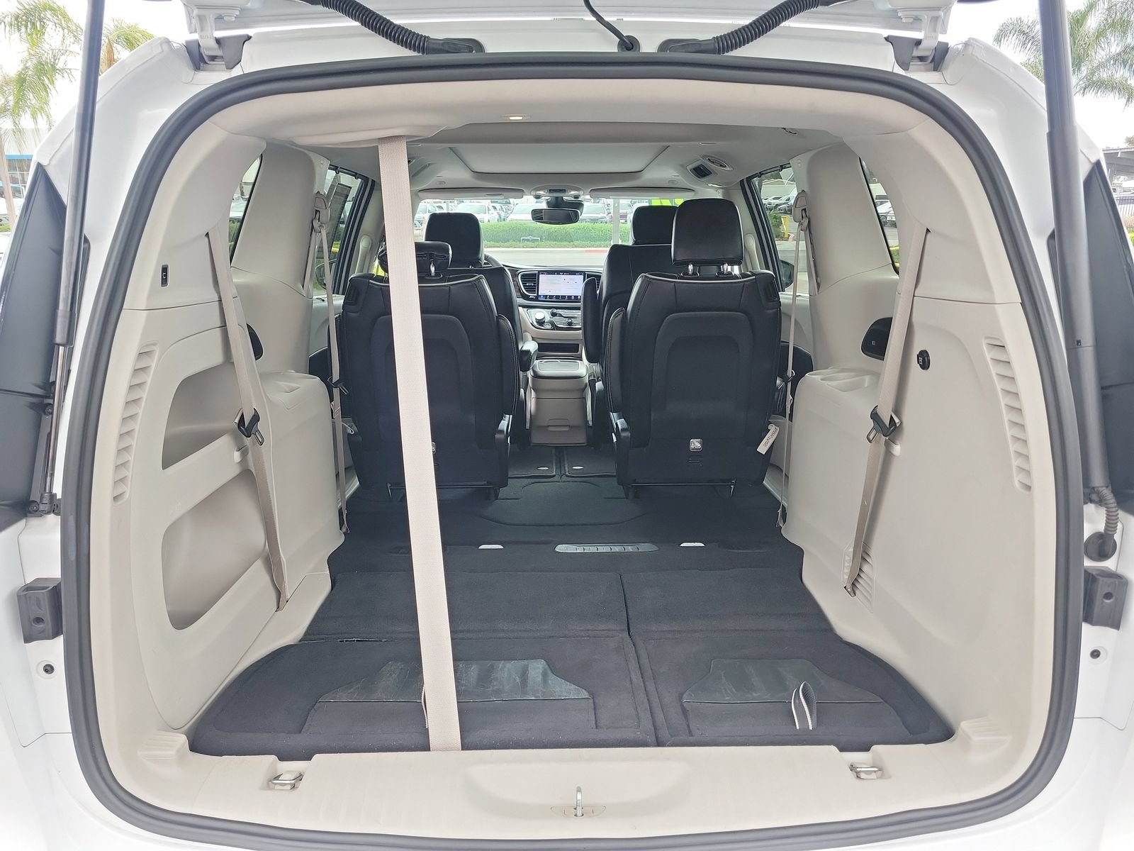 Used 2024 Chrysler Pacifica Limited FWD image 28