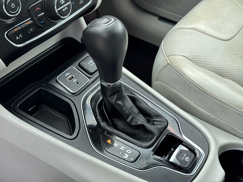 Used 2019 Jeep Cherokee Limited FWD image 27