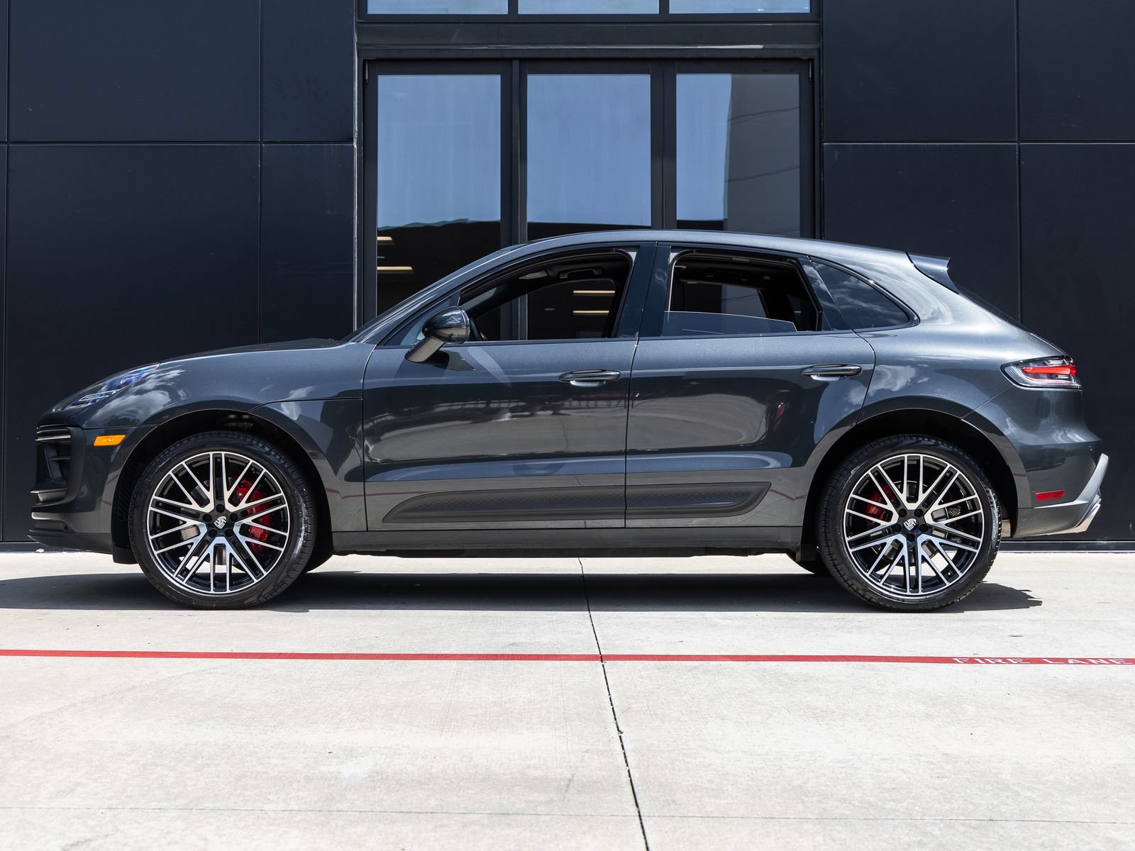 Certified 2024 Porsche Macan S AWD/4WD image 2