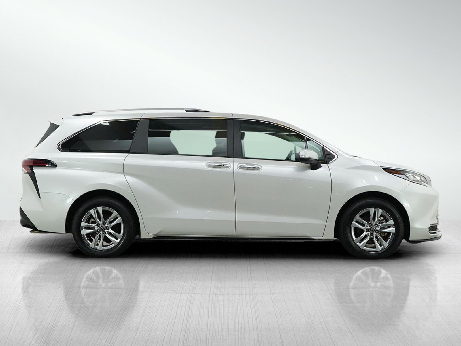 Used 2024 Toyota Sienna Limited image 6