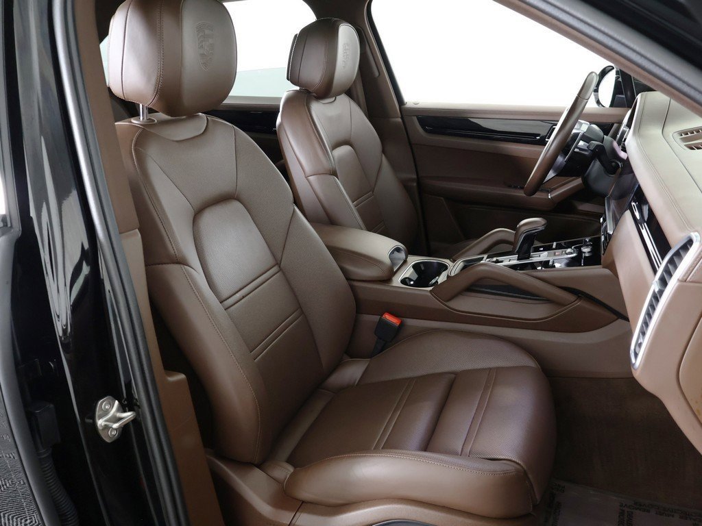 Used 2023 Porsche Cayenne Platinum Edition image 36
