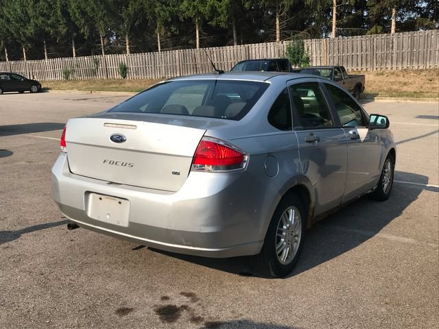 Used 2010 Ford Focus SE FWD image 2