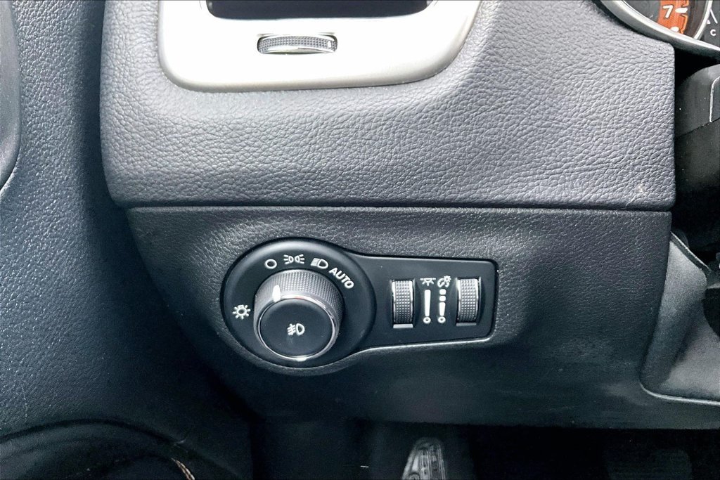 Used 2019 Jeep Compass Latitude w/ Cold Weather Group AWD/4WD image 15