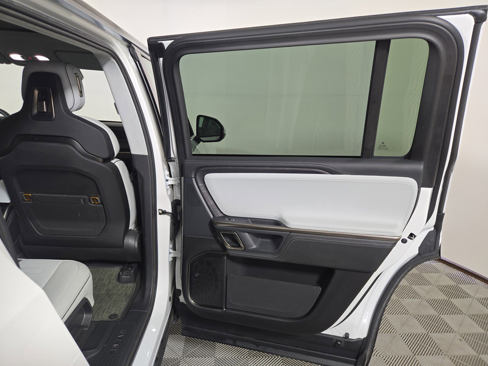 Used 2024 Rivian R1S Adventure AWD/4WD image 19