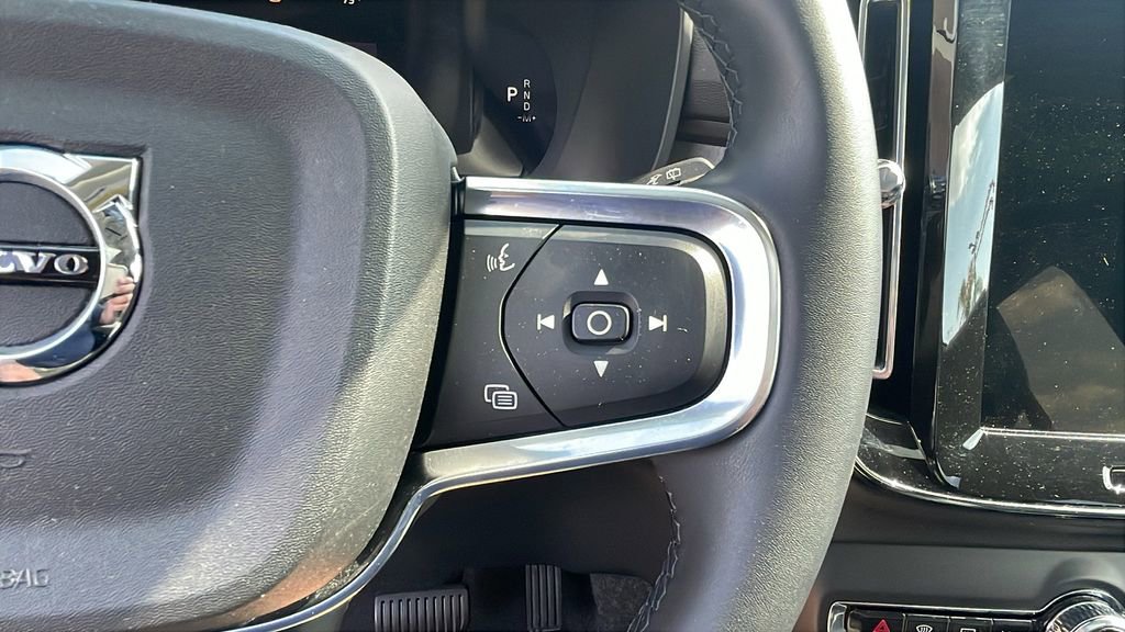 Used 2025 Volvo XC40 B5 Plus image 23