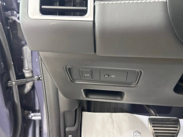 Used 2024 Land Rover Discovery Metropolitan Edition AWD/4WD image 24