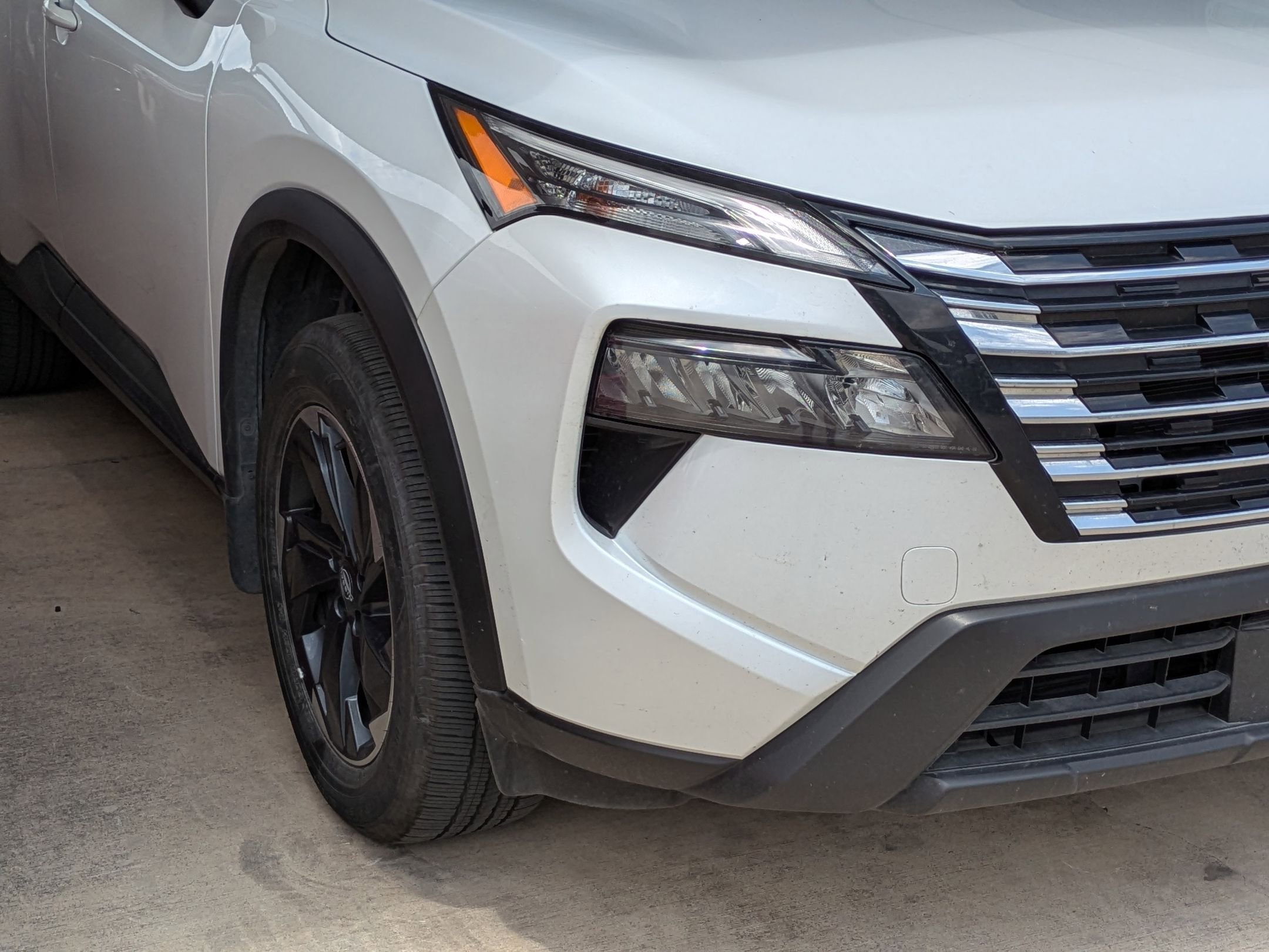Used 2025 Nissan Rogue SV FWD image 2