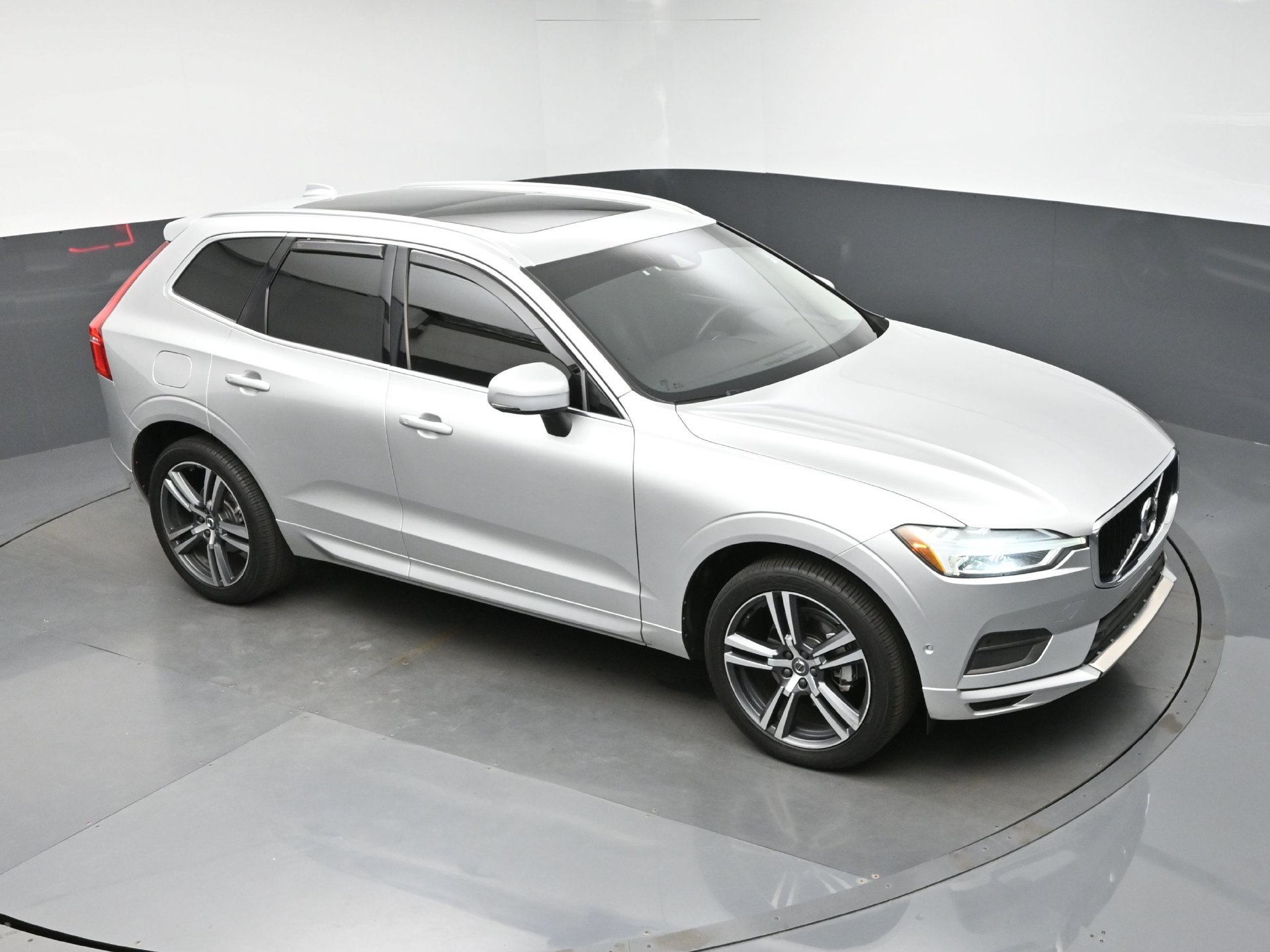 Used 2018 Volvo XC60 T5 Momentum w/ Vision Package AWD/4WD image 18