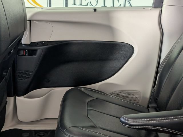 Used 2022 Chrysler Pacifica Touring-L FWD image 27