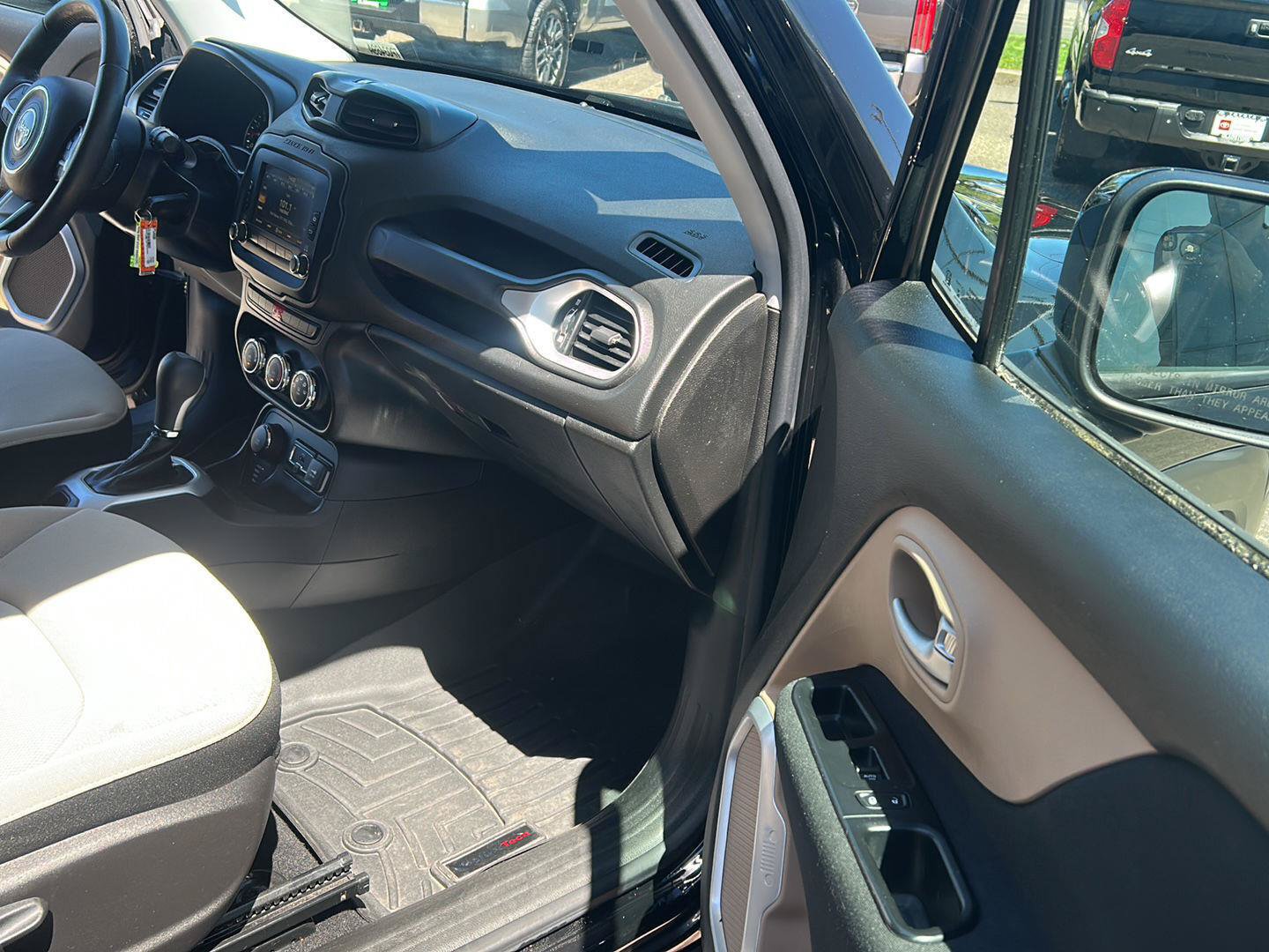 Used 2015 Jeep Renegade Latitude AWD/4WD image 12