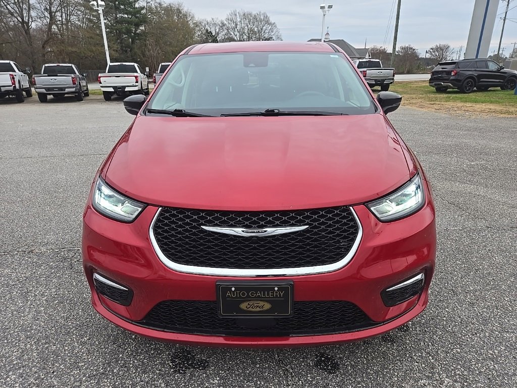 Used 2024 Chrysler Pacifica Touring-L image 2