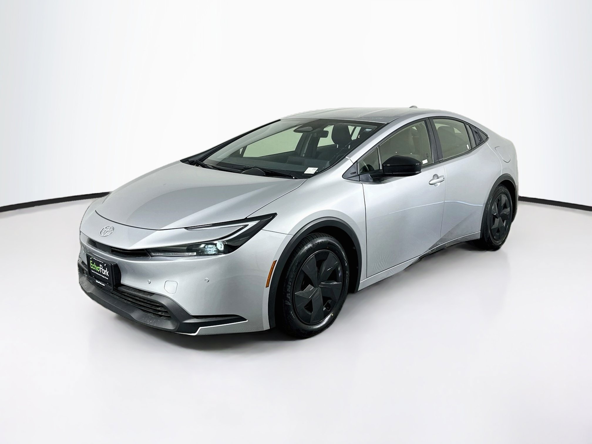 Used 2025 Toyota Prius LE FWD image 3