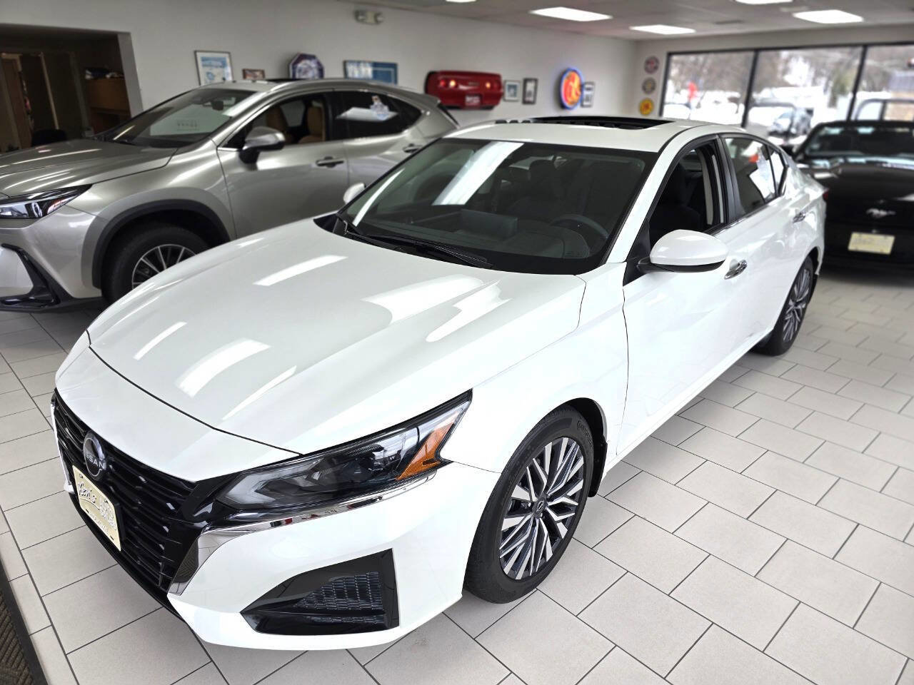 Used 2023 Nissan Altima 2.5 SV w/ SV Premium Package image 1