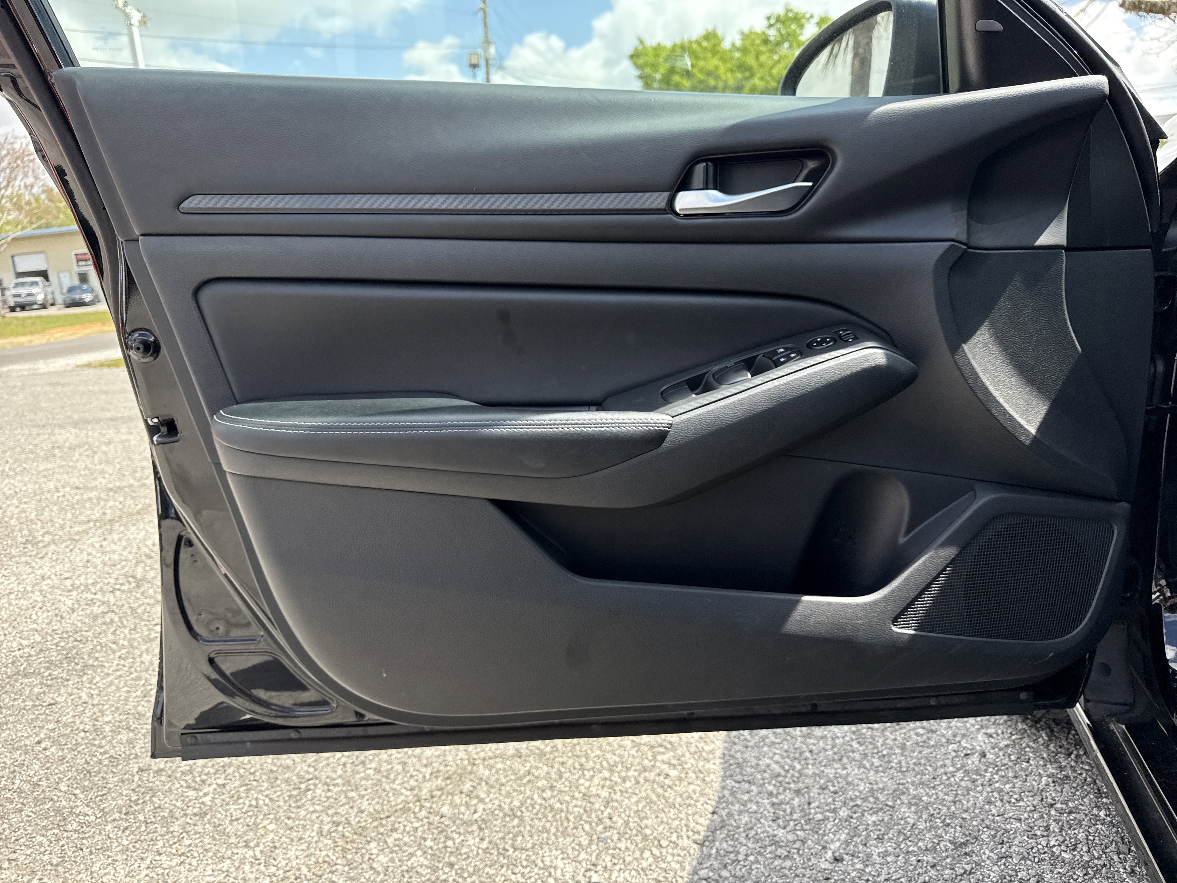 Used 2025 Nissan Altima 2.5 SV image 33