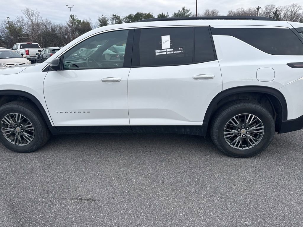 Used 2024 Chevrolet Traverse LT image 6