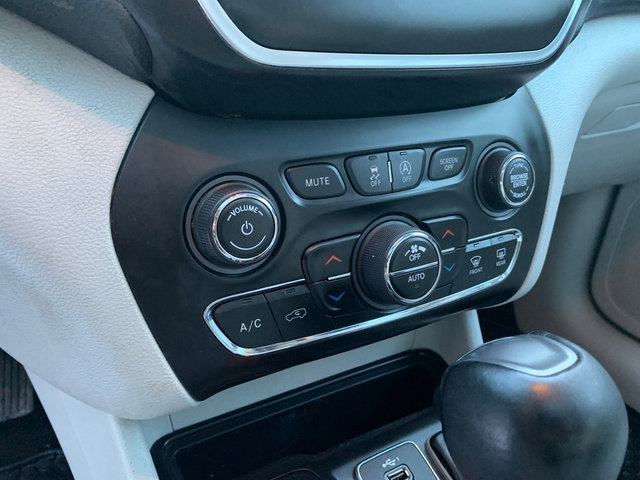 Used 2020 Jeep Cherokee Latitude Plus w/ Comfort/Convenience Group image 28