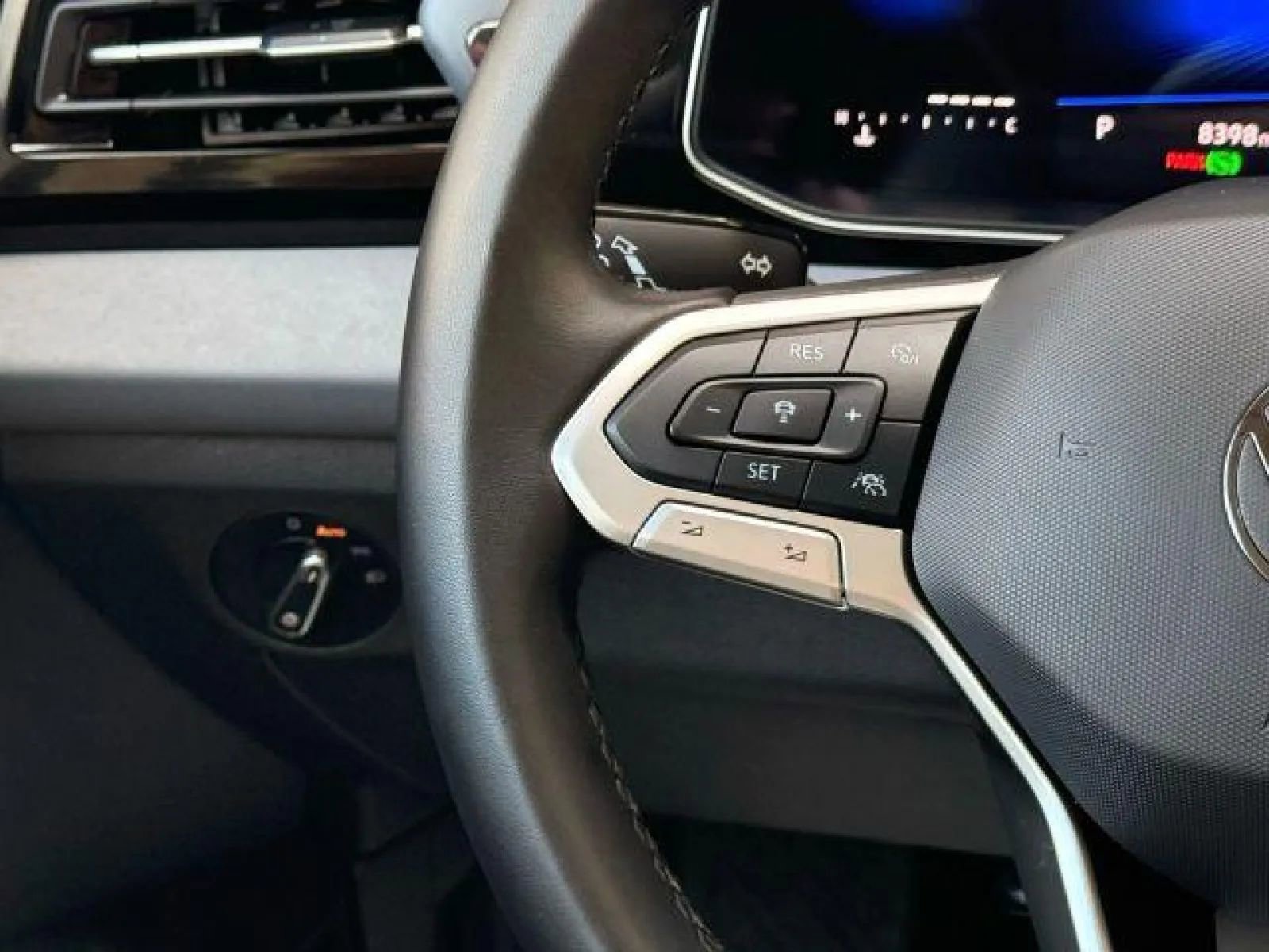 Used 2025 Volkswagen Jetta SE image 32