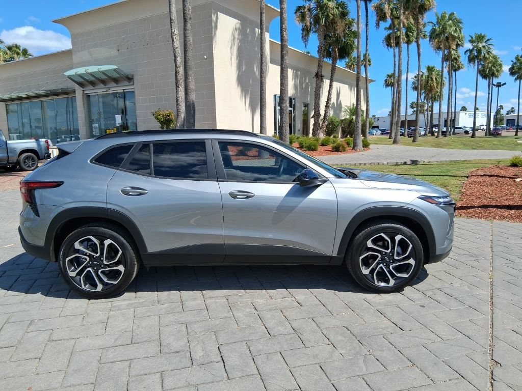 Used 2026 Chevrolet Trax RS w/ Sunroof Package FWD image 4