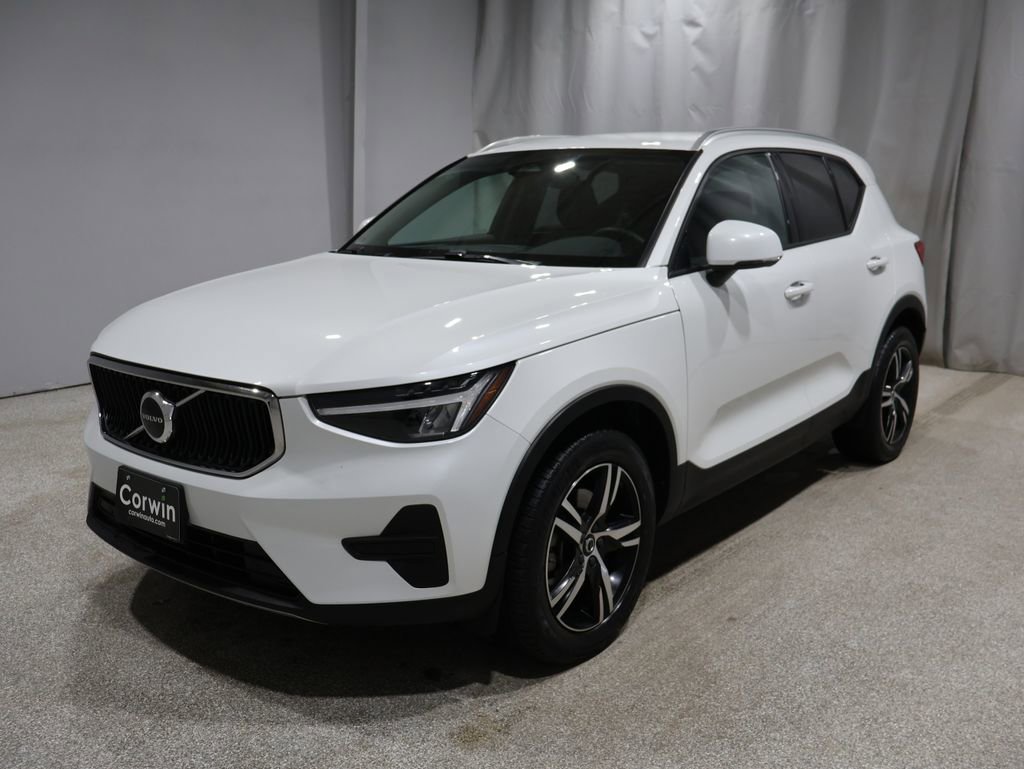 Used 2023 Volvo XC40 B5 Core image 5