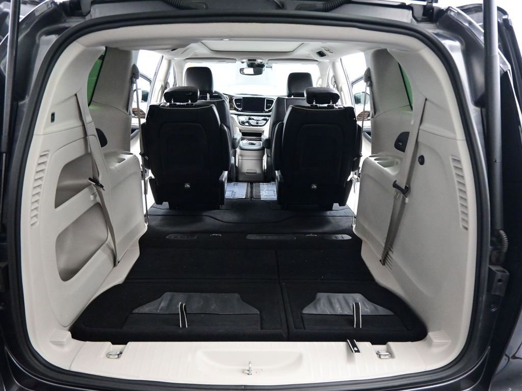 Used 2023 Chrysler Pacifica Limited image 29