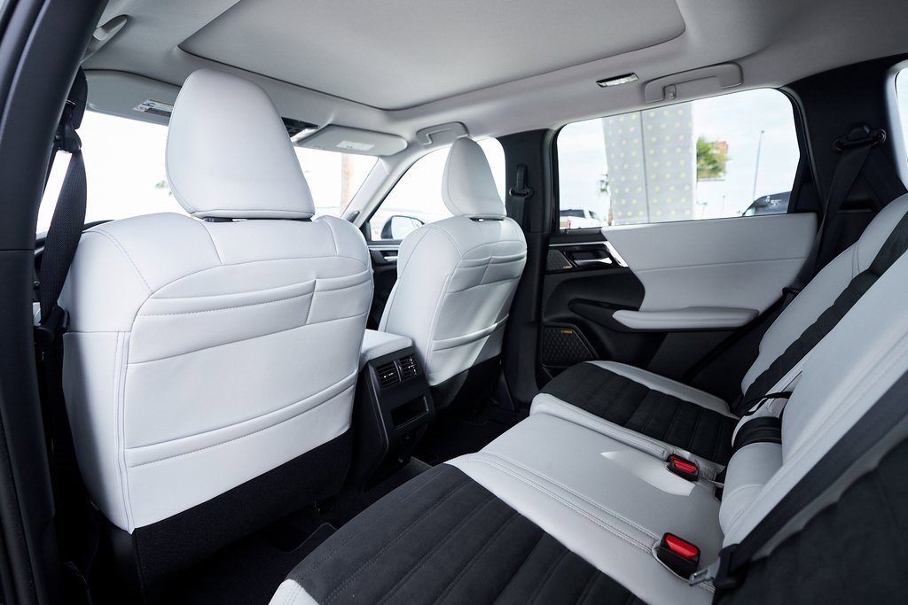 New 2025 Mitsubishi Outlander SE image 24